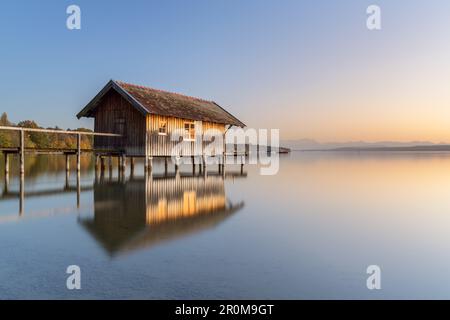 Boathouse a Stegen, Inning am Ammersee, Fünfseenland, alta Baviera, Baviera, Germania Foto Stock