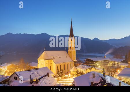 Vista di St. Chiesa parrocchiale di Sisto a Schliersee su Schliersee e sulle montagne di Schliersee, alta Baviera, Baviera, Germania Foto Stock