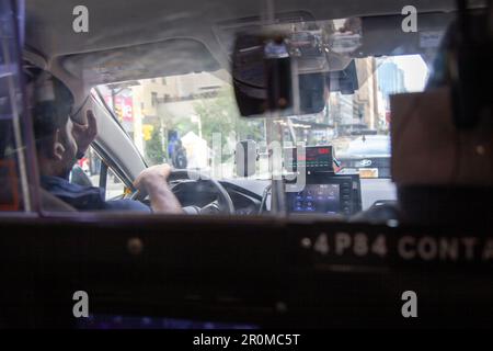 Interno del taxi con metro che corre a New York City, USA Foto Stock