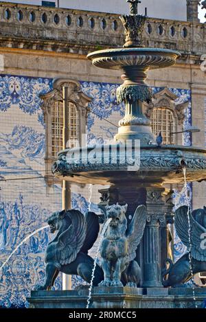 Fontana con leoni alati di fronte all'Università di Porto, Portogallo Foto Stock