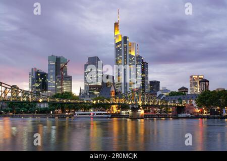 Eisener Steg sul meno, skyline di Francoforte, Assia, Germania Foto Stock