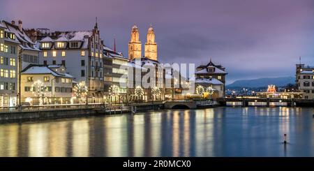 Luci di Natale sul Limmatquai di Zurigo, Grossmunster, Svizzera Foto Stock