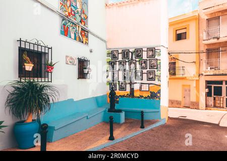 Calpe, Spagna - 14 aprile 2023: Vista sulla strada cozzy vuota con case colorate nel centro storico di Calpe città vecchia. Calpe, provincia di Alicante, Valencian Foto Stock