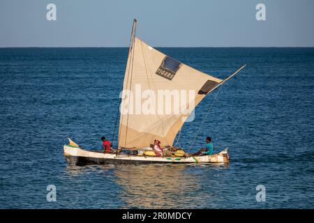 ISOLA DI NOSY, MADAGASCAR - 22 NOVEMBRE 2022: Pescatori che utilizzano barche a vela per pescare al largo della costa dell'isola di Nosy in Madagascar. La fonte primaria di livel Foto Stock