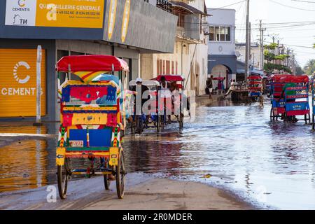 Toliara, Madagascar - Novembre 21. 2022: Bicicletta tradizionale rickshaw con i passeggeri malgasci sulla strada, uno dei modi per guadagnare denaro. Tutti i giorni Foto Stock