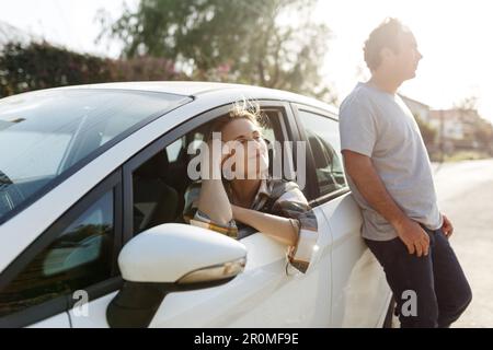 Giovani amanti felici che si divertono in viaggio. Coppia fare una vacanza vagabondo, esplorare nuovi posti con la loro auto. Foto Stock