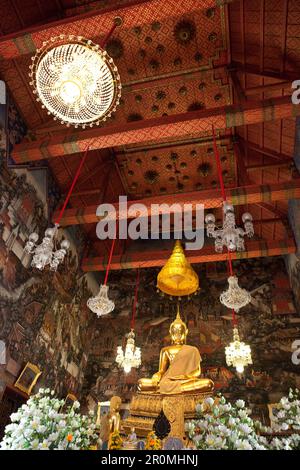 Interno con statua del Buddha seduto a Wat Arun, Bangkok, Thailandia Foto Stock