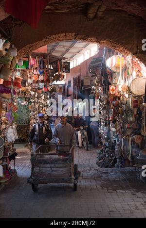 Nel mezzo del trambusto dei souk di Marrakech, Marrakech, Marocco Foto Stock
