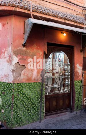 Mostra, vetrina con argenteria nel Souk di Marrakech, Marrakech, Marocco Foto Stock