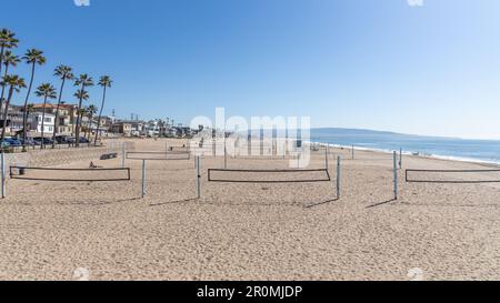 I campi da pallavolo e le reti di Manhattan Beach sono adiacenti al molo in California USA il 9th 2023 febbraio Foto Stock