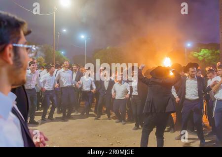 Haifa, Israele - 08 maggio 2023: Giovani ebrei ultra-ortodossi ballano in cerchio per celebrare la festa annuale di Lag-BaOmer, a Haifa, Israele Foto Stock