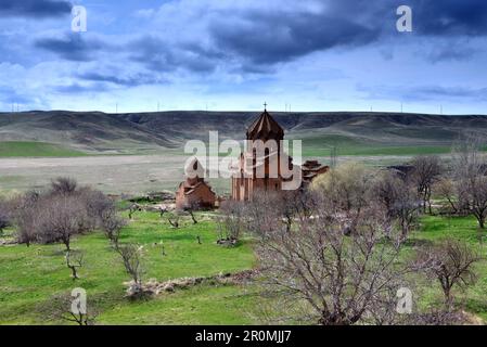 Situato nel mezzo del paesaggio arido vicino al fiume, Monastero di Marmaschen vicino a Gyumri, Armenia settentrionale, Asia Foto Stock