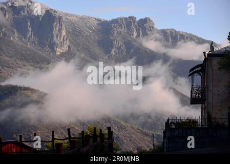 Paesaggio montano nella luce mattutina del Caucaso ad Alaverdi, Armenia settentrionale, Asia Foto Stock