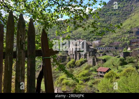 Akhtala primo monastero cristiano in paesaggio montano vicino Ayrum, Caucaso, Armenia del Nord, Asia Foto Stock