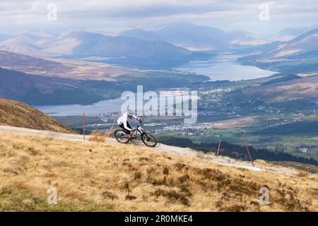 Discesa in bicicletta presso il Nevis Range Mountain Resort con vista sul Great Glen e Fort William Behind, Fort William, Scozia, Regno Unito Foto Stock