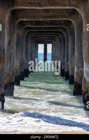 Sotto il molo di Manhattan Beach in California USA il 9th 2023 febbraio Foto Stock