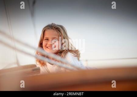 Ragazza di 9 anni a bordo del due maestro Sir Shackleton, Ammersee, Baviera, Germania Foto Stock