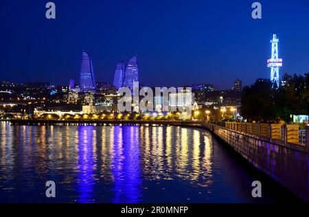 Vista serale dal lungomare sulla Baia di Baku alle Torri Flame con illuminazione, Baku, Mar Caspio, Azerbaigian, Asia Foto Stock