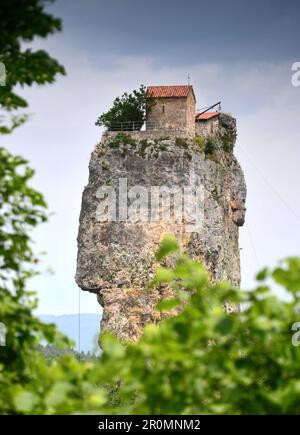 Piccolo monastero sulla cima del pilastro Katski, Georgia centrale Foto Stock