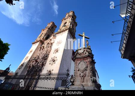 Vista dal basso delle torri della Igleisia de Santa Prisca nel centro storico coloniale di Taxco, Messico Foto Stock