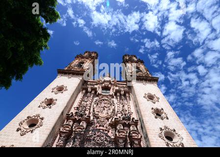 Vista dal basso delle torri della Igleisia de Santa Prisca nel centro storico coloniale di Taxco, Messico Foto Stock