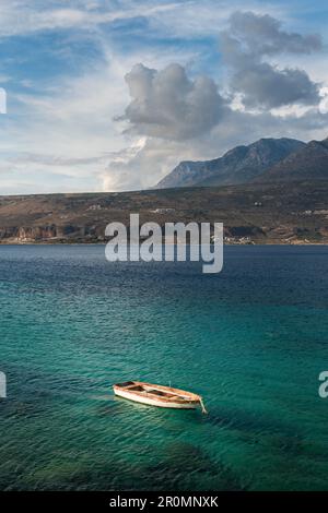 Barca nella baia di Limeni, penisola mani, Peloponneso, Grecia Foto Stock