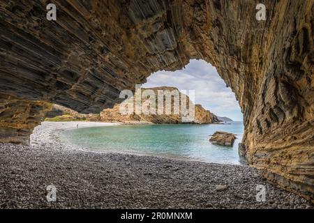 Grotta sulla spiaggia sul lato ovest della penisola di mani, Peloponneso, Grecia Foto Stock