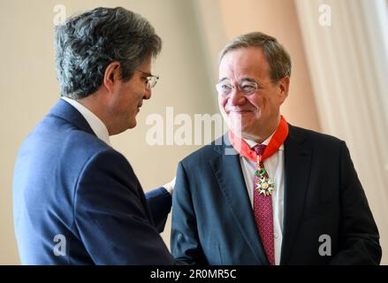 09 maggio 2023, Berlino: Francois Delattre (l), ambasciatore francese in Germania, presenta all'Armin Laschet (CDU) l'Ordine della Legione d'onore presso l'ambasciata francese dopo che il presidente francese Macron lo ha nominato "comandante dell'Ordine nazionale della Legione d'onore francese". L'ex primo ministro della Renania settentrionale-Vestfalia, leader del partito e candidato al cancelliere della CDU, Laschet, riceve così il più alto premio francese. L'Ordine fu fondato da Napoleone nel 1802. Ad oggi, è associato ad un grado onorario. Per il rango di comandante, questo ammonta a circa dodici euro per anno Foto Stock