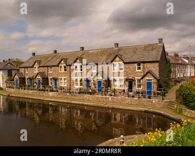 Attraente fila di case a lato del Brecon Basin Canal Wharf con accesso diretto al Monmouthshire e Brecon Canal Powys Mid Wales UK Foto Stock