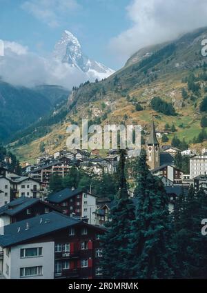 Vista aerea sulla cittadina alpina svizzera di Zermatt, vista qui verso la chiesa e il famoso monte Cervino di Zermatt Foto Stock