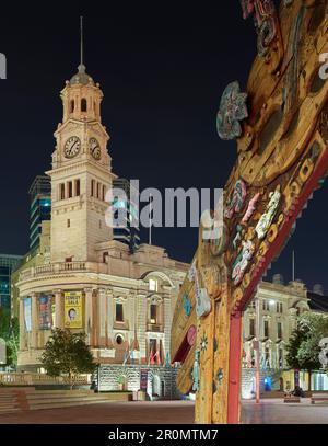 Opere D'Arte Maori, Municipio, Aotea Square, Auckland, Isola Del Nord, Nuova Zelanda, Oceania Foto Stock