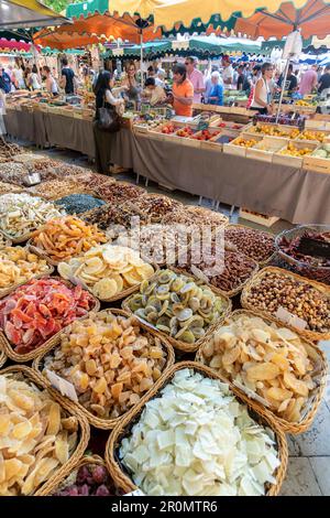Place Richelme, mercato settimanale, bancarella con frutta secca e noci, Aix en Provence, Francia Foto Stock