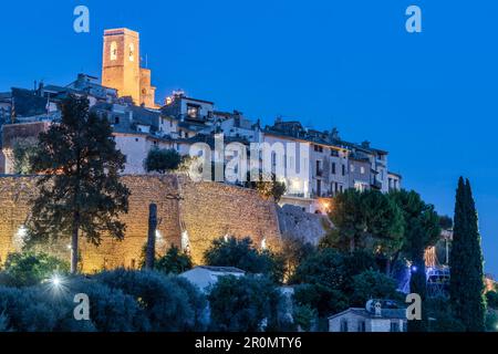 Borgo medievale Saint-Paul-de-Vence all'ora blu, Alpes-Maritimes, Provence-Alpes-Côte d'Azur, Francia Foto Stock