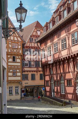 Vecchio municipio e case a graticcio nel centro storico di Esslingen, Baden Würtenberg, Germania Foto Stock