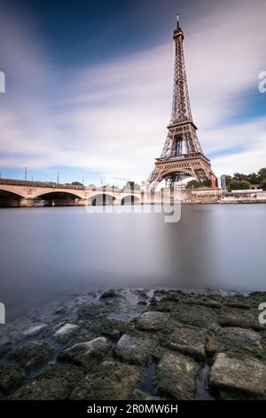 Vista sulla Torre Eiffel e il Pont d'IÃ © na dal lato opposto della Senna, esposizione lunga, Parigi, ÃŽle-de-france, Francia Foto Stock