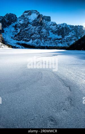 Strato di neve sul lago di Braies, sullo sfondo massiccio montuoso delle Dolomiti in inverno, Lago di Braies, Braies, Alto Adige, Italia Foto Stock