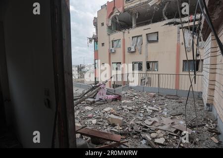 Città di Gaza. 09th maggio, 2023. Vista di un edificio danneggiato a seguito di attacchi aerei israeliani su un appartamento di un comandante della Jihad islamica nella città di Gaza. Gli attacchi aerei israeliani hanno ucciso 13 persone prima dell'alba del 9 maggio 2023, nella striscia di Gaza, secondo il ministero della salute del territorio controllato da Hamas. L'esercito israeliano ha annunciato di aver effettuato attacchi contro i "bersagli islamici della Jihad” palestinesi nella zona. L'esercito israeliano afferma di aver ucciso tre comandanti del militante gruppo islamico della Jihad in attacchi aerei mirati. Credit: SOPA Images Limited/Alamy Live News Foto Stock