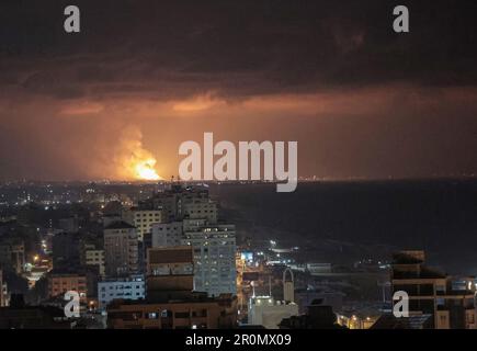 Città di Gaza. 09th maggio, 2023. Fumo e fiamme sorgono sopra gli edifici dopo uno sciopero aereo israeliano nella città di Gaza, territori palestinesi. Gli attacchi aerei israeliani hanno ucciso 13 persone prima dell'alba del 9 maggio 2023, nella striscia di Gaza, secondo il ministero della salute del territorio controllato da Hamas. L'esercito israeliano ha annunciato di aver effettuato attacchi contro i "bersagli islamici della Jihad” palestinesi nella zona. L'esercito israeliano afferma di aver ucciso tre comandanti del militante gruppo islamico della Jihad in attacchi aerei mirati. Credit: SOPA Images Limited/Alamy Live News Foto Stock