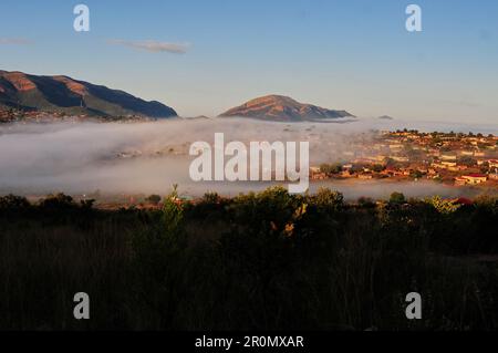 Una coperta di nebbia si tuffa nel villaggio di GA-Maja nella provincia di Limpopo in Sud Africa in una fredda mattinata invernale Foto Stock