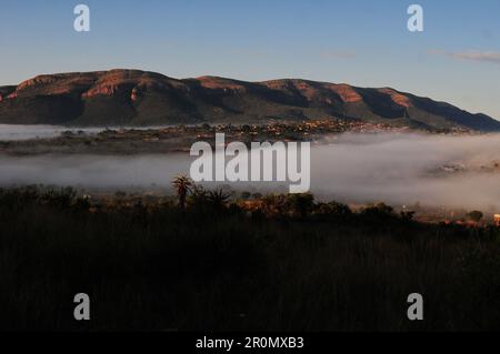 Una coperta di nebbia si tuffa nel villaggio di GA-Maja nella provincia di Limpopo in Sud Africa in una fredda mattinata invernale Foto Stock