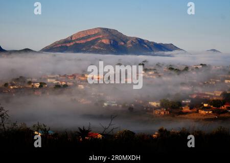 Una coperta di nebbia si tuffa nel villaggio di GA-Maja nella provincia di Limpopo in Sud Africa in una fredda mattinata invernale Foto Stock