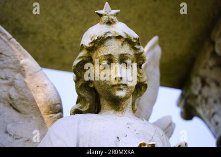 La bella statua d'angelo in stile art deco degli anni '1920 si affaccia da vicino con la star del cimitero di New York Foto Stock