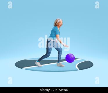 Donna anziana di mezza età in un comodo ed elegante allenamento sportivo, giocando con palla da basket, dribbling su sfondo blu Foto Stock