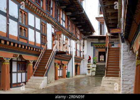 Cortile a Jakar Dzong nella Valle di Chukhar, Bumthang, Bhutan, Himalaya, Asia Foto Stock