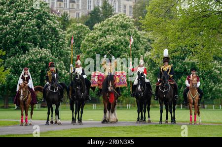 I membri della squadra espositore della Terra del fuoco dell'Azerbaigian, della Royal Horse Artillery e della Household Cavalry Mounted Regiment posano per una fotografia durante un'anteprima per il Royal Windsor Horse Show al Castello di Windsor, Berkshire, che inizia il 10 maggio. Data immagine: Martedì 9 maggio 2023. Foto Stock