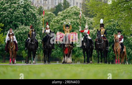 I membri della squadra espositore della Terra del fuoco dell'Azerbaigian, della Royal Horse Artillery e della Household Cavalry Mounted Regiment posano per una fotografia durante un'anteprima per il Royal Windsor Horse Show al Castello di Windsor, Berkshire, che inizia il 10 maggio. Data immagine: Martedì 9 maggio 2023. Foto Stock