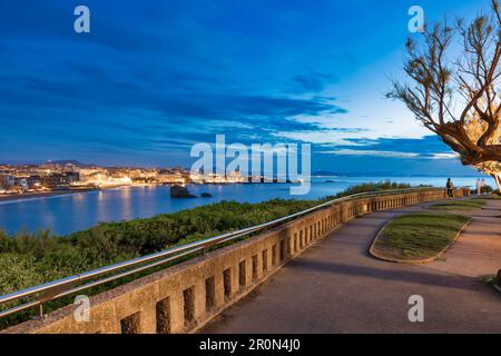 Vista di Biarritz, Paesi Baschi francesi, Francia di notte Foto Stock