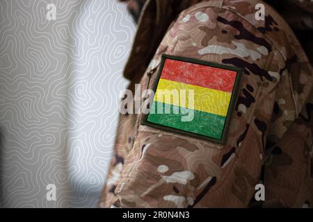 Bolivia Soldato. Soldato con bandiera Bolivia, bandiera Bolivia su una divisa militare. Abbigliamento mimetizzazione Foto Stock