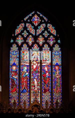 Chiesa di San Pietro e San Paolo, finestra orientale raffigurante la crocifissione di Cristo, Lavenham Suffolk UK. Aprile 2023 Foto Stock