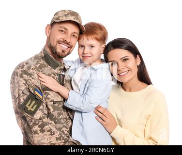 Difensore ucraino in uniforme militare e la sua famiglia su sfondo bianco Foto Stock